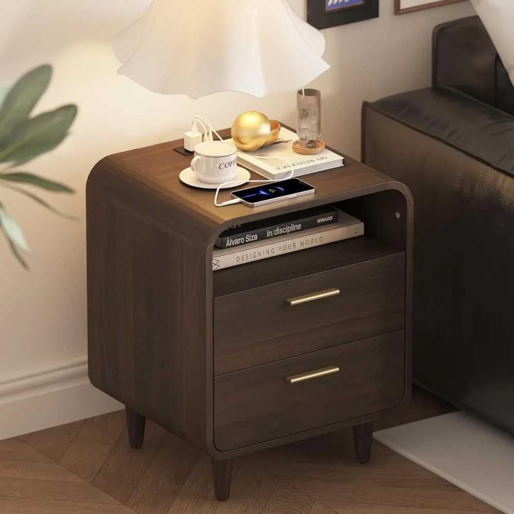 منضدة حديثة من منتصف القرن مع قاعدة شحن، وطاولة بجانب السرير مع درجين وأرفف مفتوحة، وطاولة جانبية وطاولة نهائية