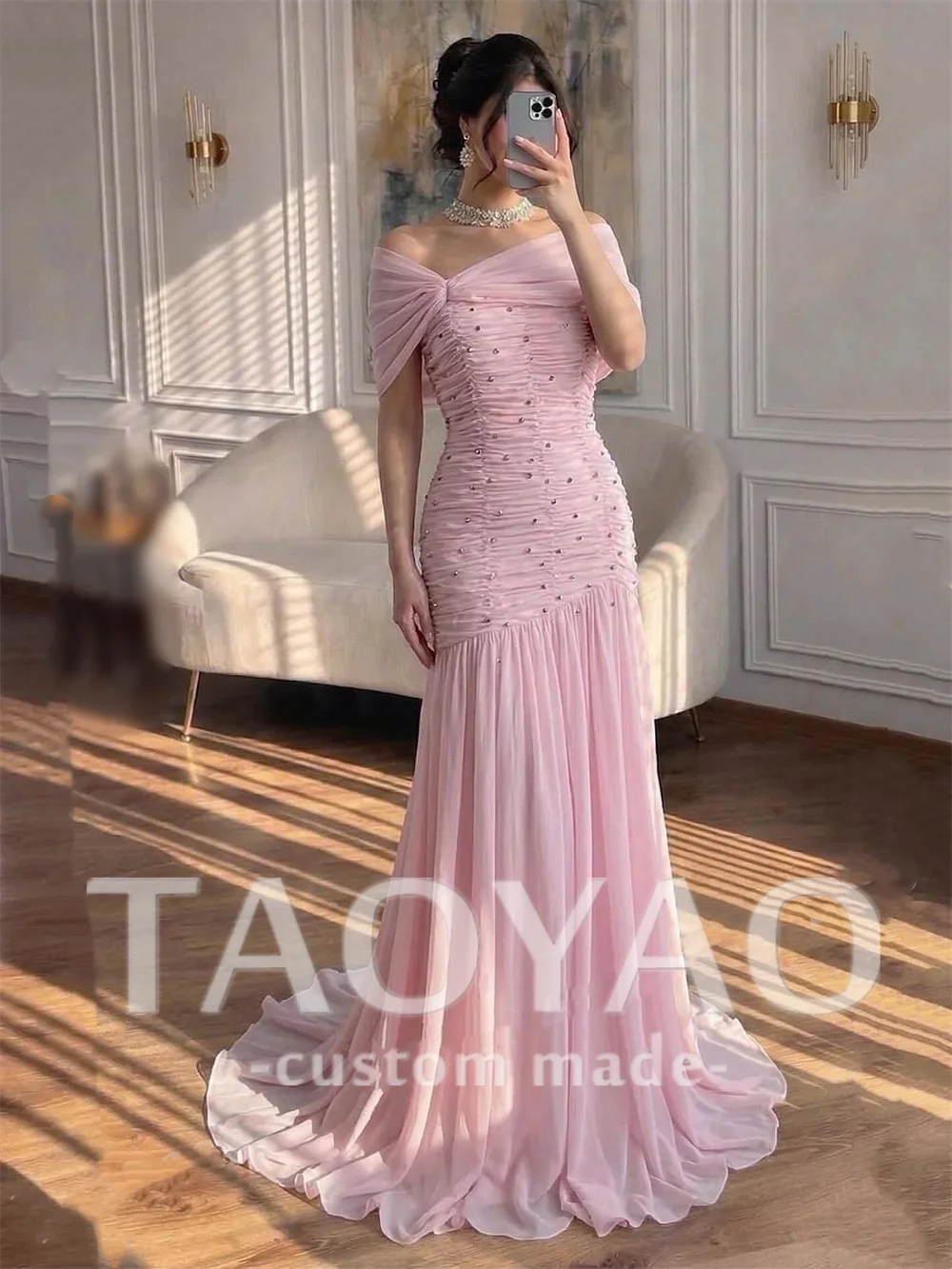 Maßgeschneidertes Rosa Chiffon Schulterfreies Hochzeitskleid Plissiertes Ärmelloses Langes Kleid Moderner Stil Glitzer-Abendkleid