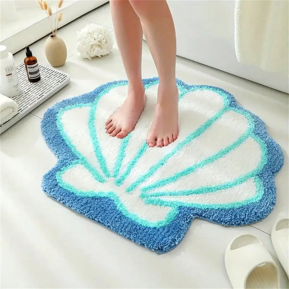 

Shell-Shape Plush Bath Mat in Blue and White, Soft Absorbent Rug for Bathroom Kitchen Entryway