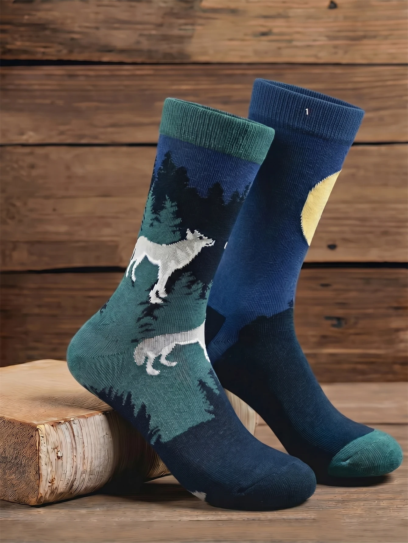 Calcetines unisex asimétricos con gráfico de lobo a media pantorrilla para hombre, calcetines retro de algodón para exteriores, con diseño de paisaje silvestre, divertidos y casuales.