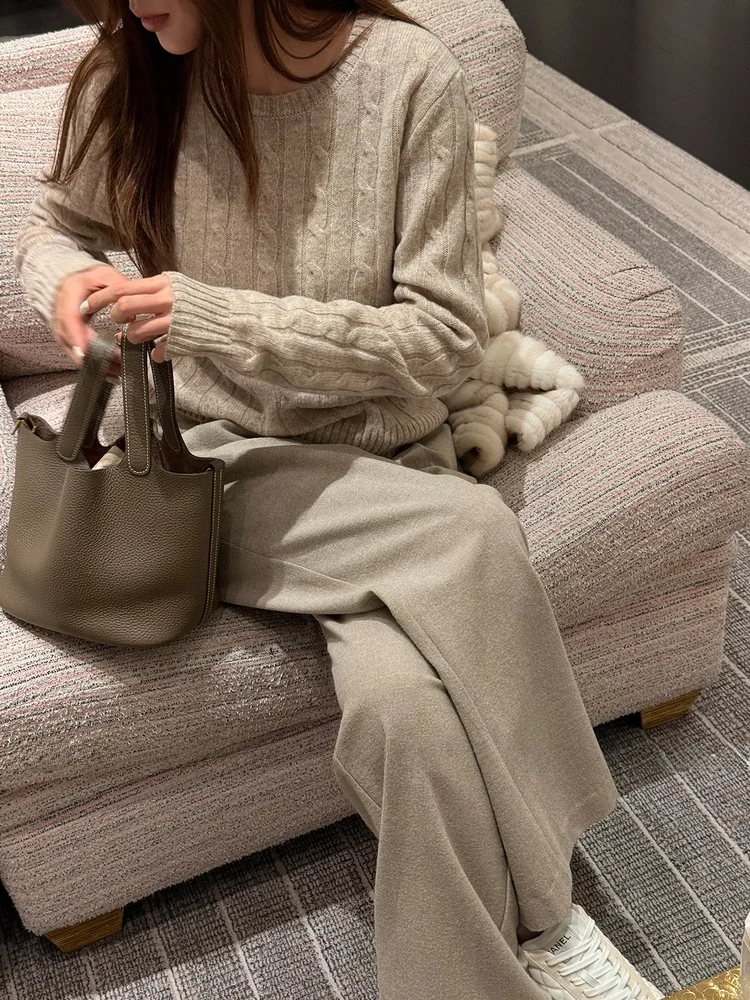 

Классический свитер MBNLF Lauren из 100% шерсти, плотной вязки (6-игольная вязка), свободного кроя, эксклюзивно онлайн.