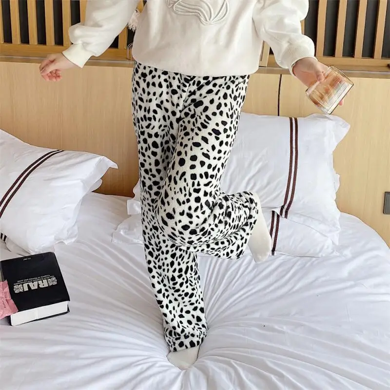 ชุดนอนผ้าคอรัลฟลีซสำหรับผู้หญิง กางเกงขายาวทรงหลวม สวมใส่สบายๆ สำหรับฤดูใบไม้ร่วงและฤดูหนาว ชุดนอนผ้ากำมะหยี่ ชุดนอนใส่ในบ้าน เสื้อคลุมด้านนอก สไตล์โดปามีน