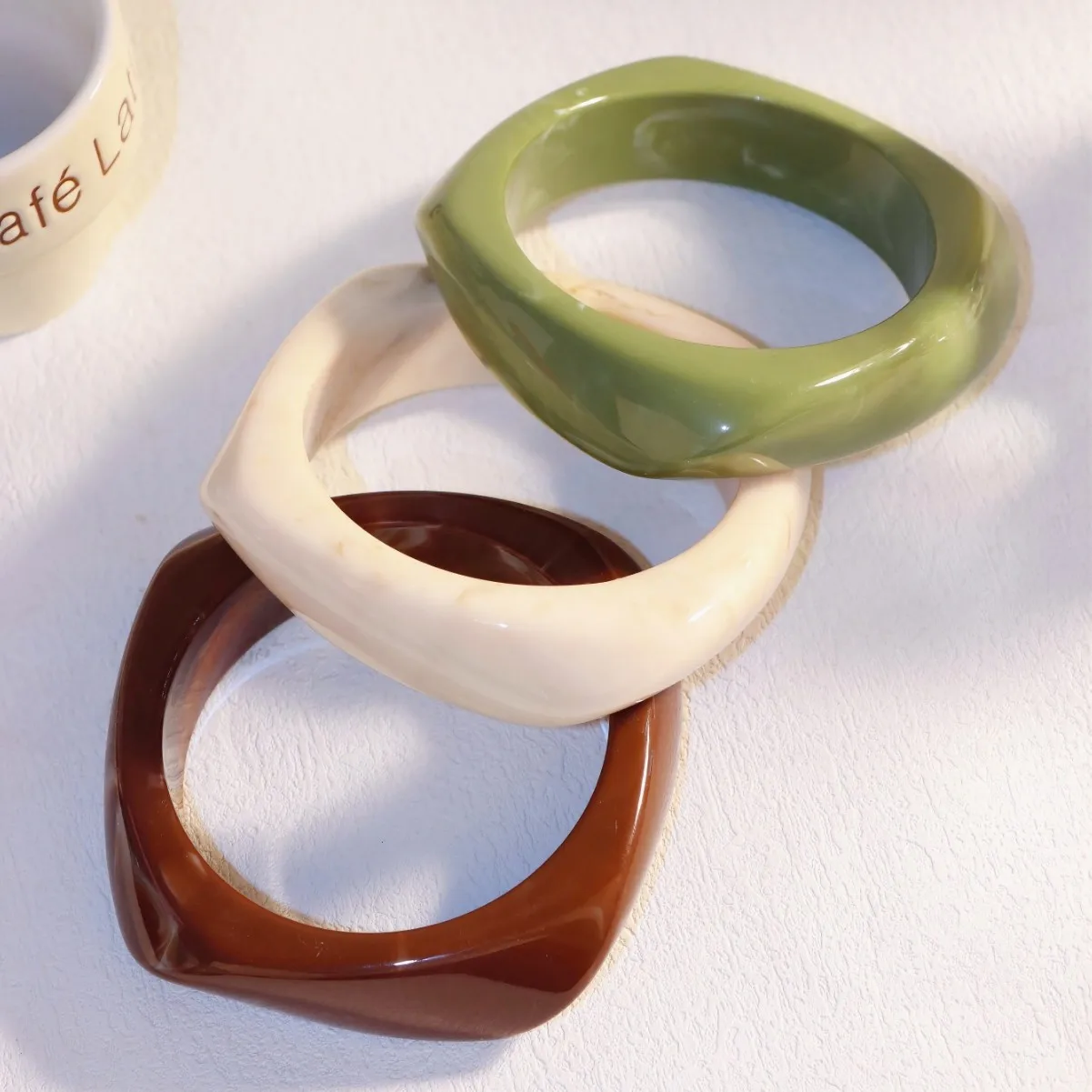 شيك غير النظامية هندسية مكتنزة واسعة الكفة الإسورة سوار للنساء الحلو الاكريليك الراتنج بيان زوجين هدايا مجوهرات الحفلات