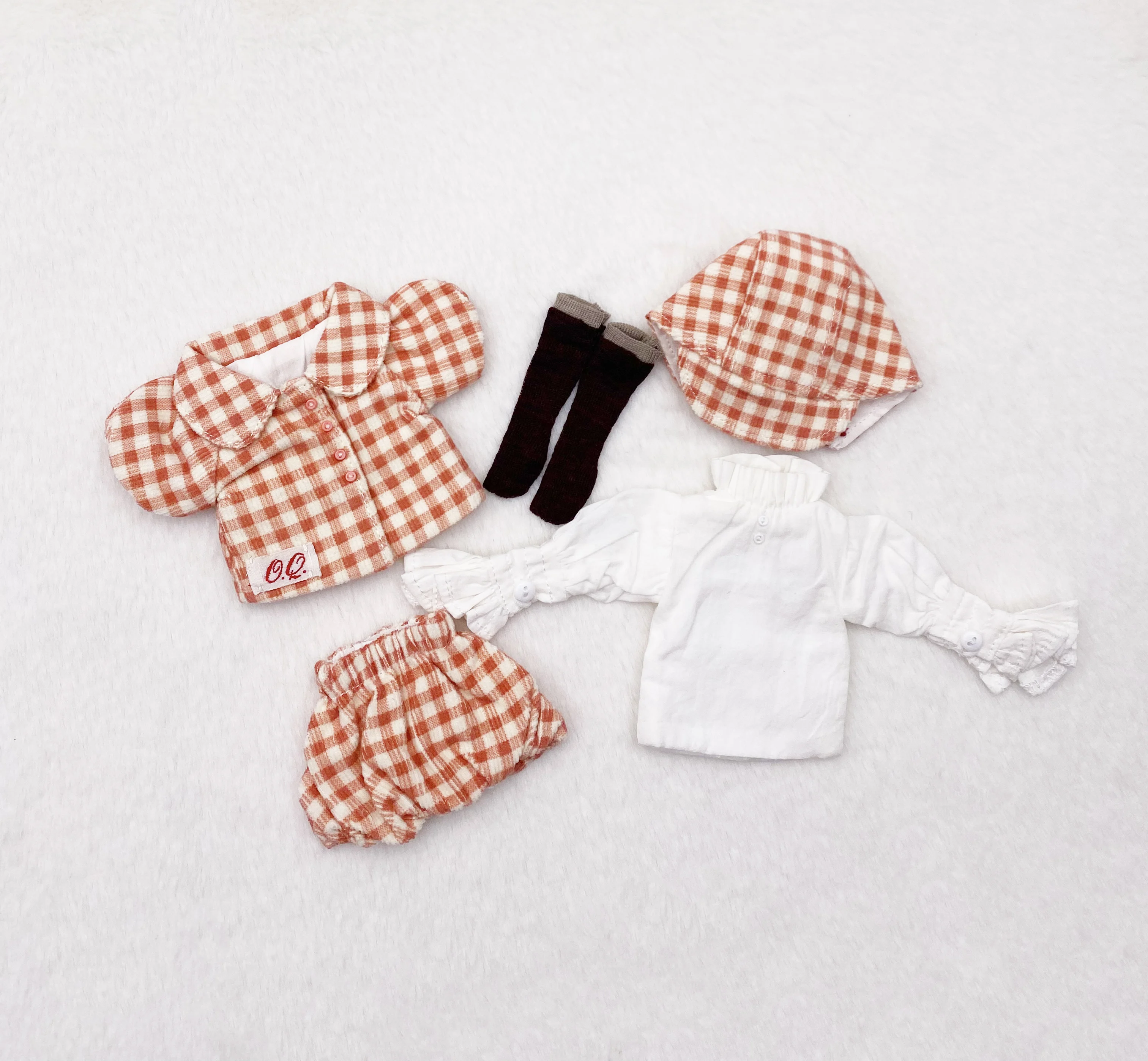 

Одежда и юбки для кукол Kari 2026: Костюм в имбирно-красную клетку с крупными горошками для куклы Landazz Landoudou