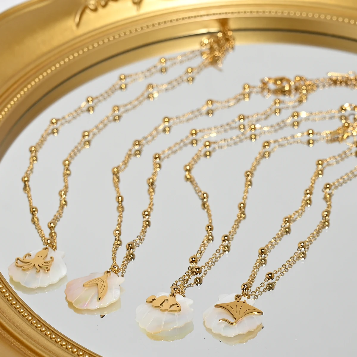 Goldfarbene Damen-Perlenkette aus Edelstahl mit Muschel- und Teufelsfisch-Anhänger – eleganter Urlaubs- und Alltagsschmuck
