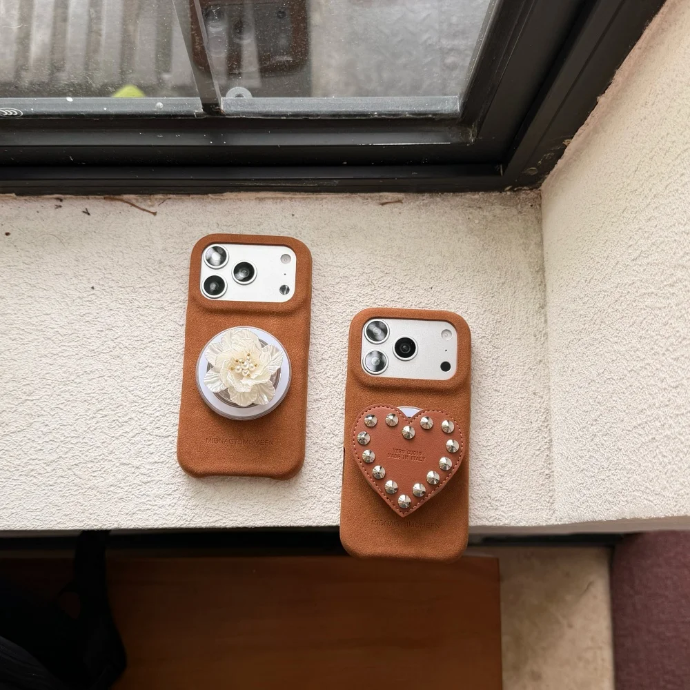

[Economy 5D78] Niche high-end brown leather love rivet bracket is suitable for 17promax Apple 16 mobile phone case all-inclusive