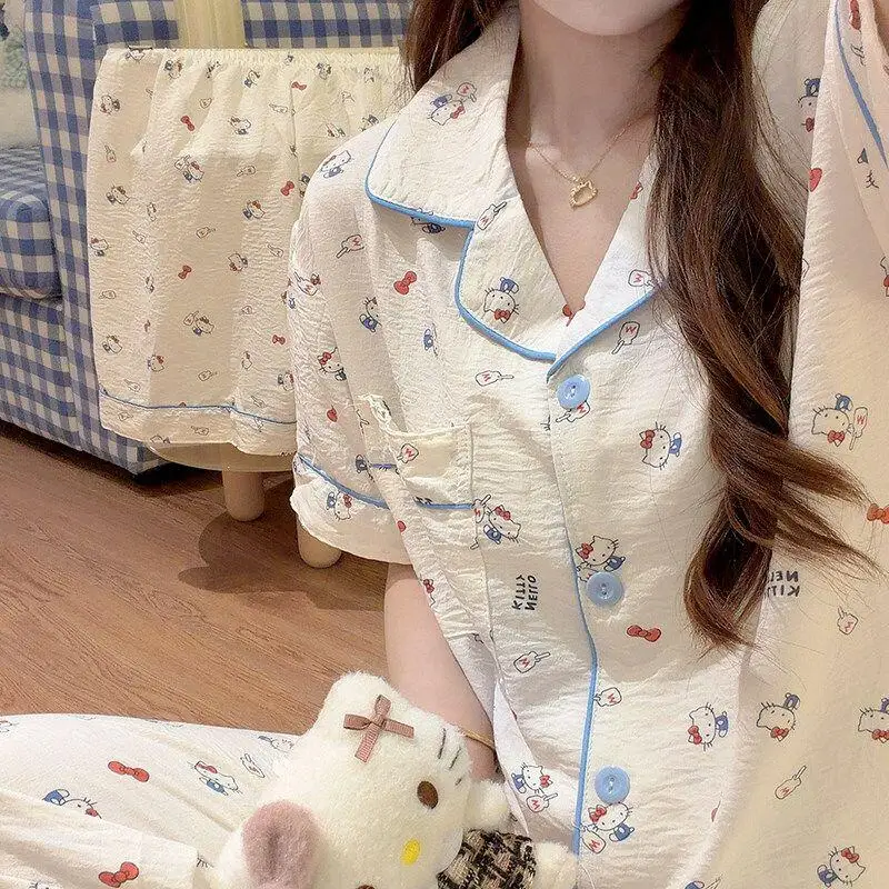 

Пижама Hello Kitty, новинка 2026 года, летняя, с коротким рукавом, короткие брюки, комплект из трех предметов, милый, удобный, домашняя одежда, модный мультяшный дизайн