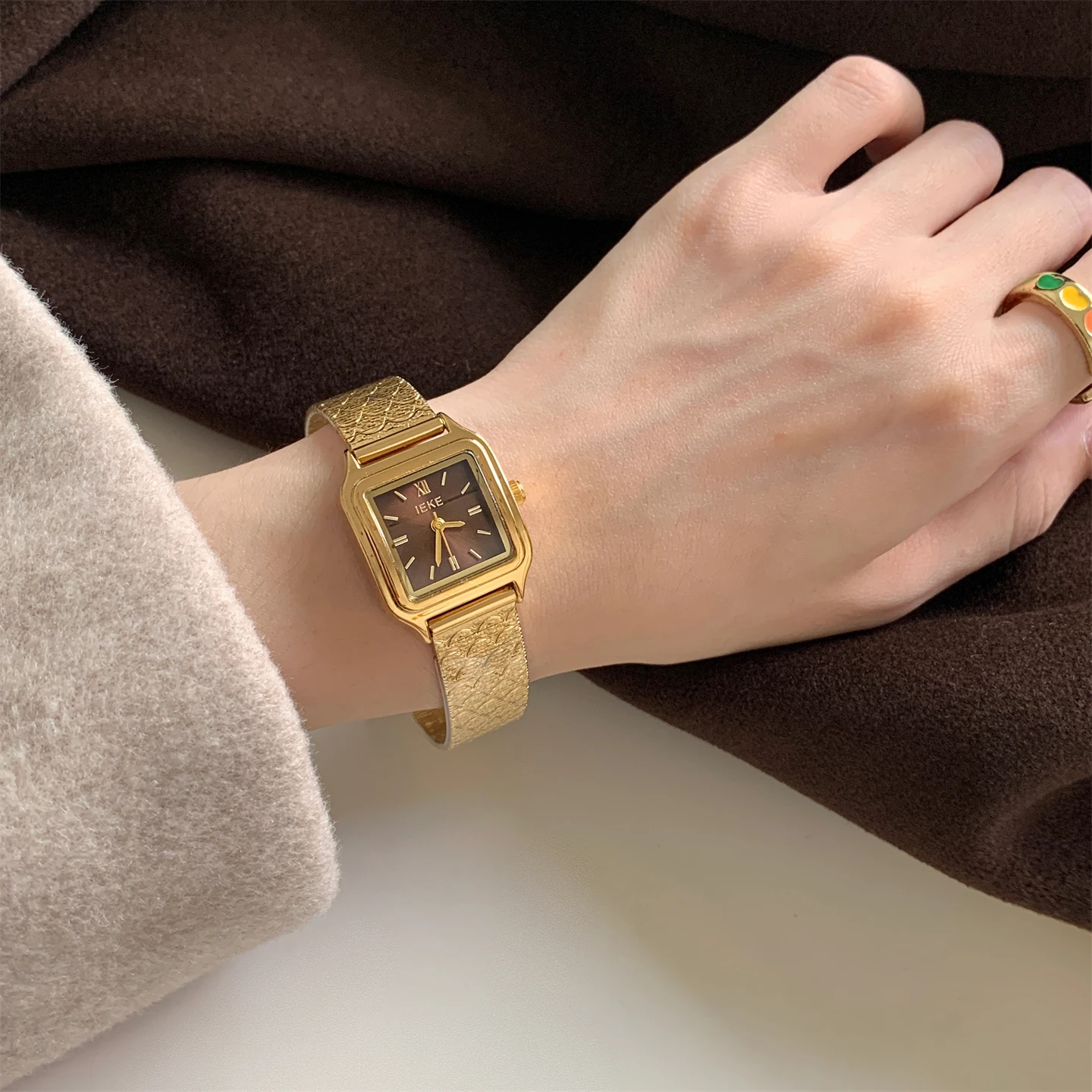 

Medieval gold high-value small square watch women's ins pointer-type exquisite and small women's watch
