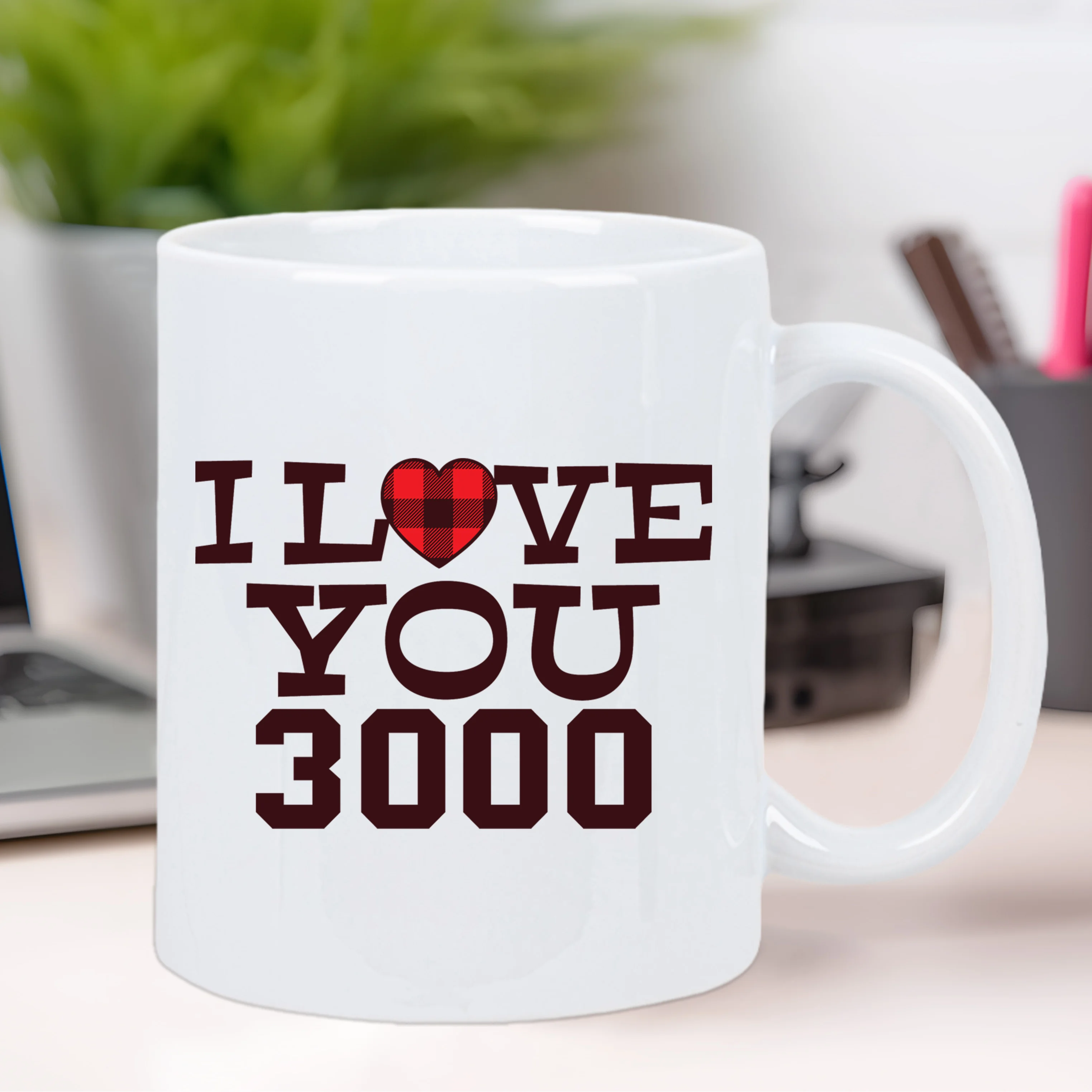 

Керамическая кофейная кружка I Love You 3000 дюймов — изолированная, многоразовая, только для ручной стирки — белая с черным и красным сердечком — идеальный подарок f