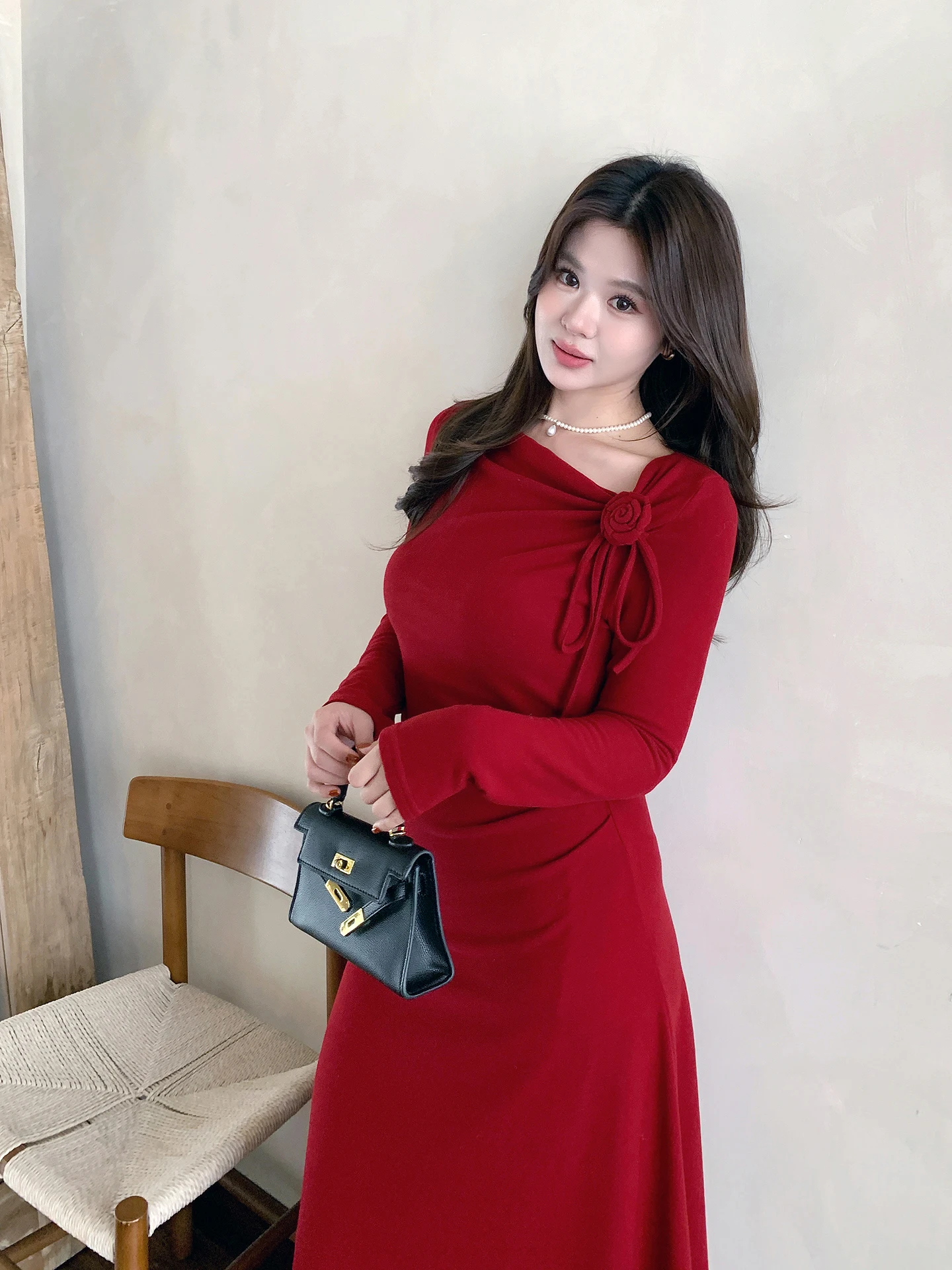 

Красное вязаное платье макси с цветочными украшениями, закрывающимся талией, силуэт трапециевидной формы для женщин больших размеров, осень-зима