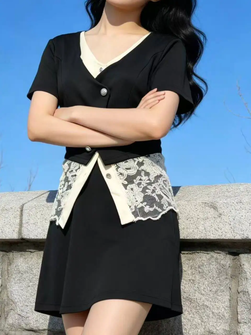 

Модный комплект из кружевного топа с коротким рукавом и V-образным вырезом и юбки, женский летний облегающий наряд, элегантный повседневный комплект