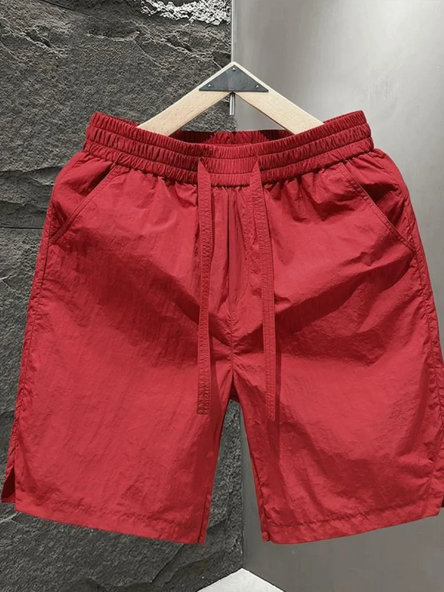 bermudas-esportivas-masculinas-com-corte-profundo-estilo-casual-de-praia-vermelhas-caimento-solto-modernas-com-lapela-de-colarinho-grande-e-detalhe-de-alfinete