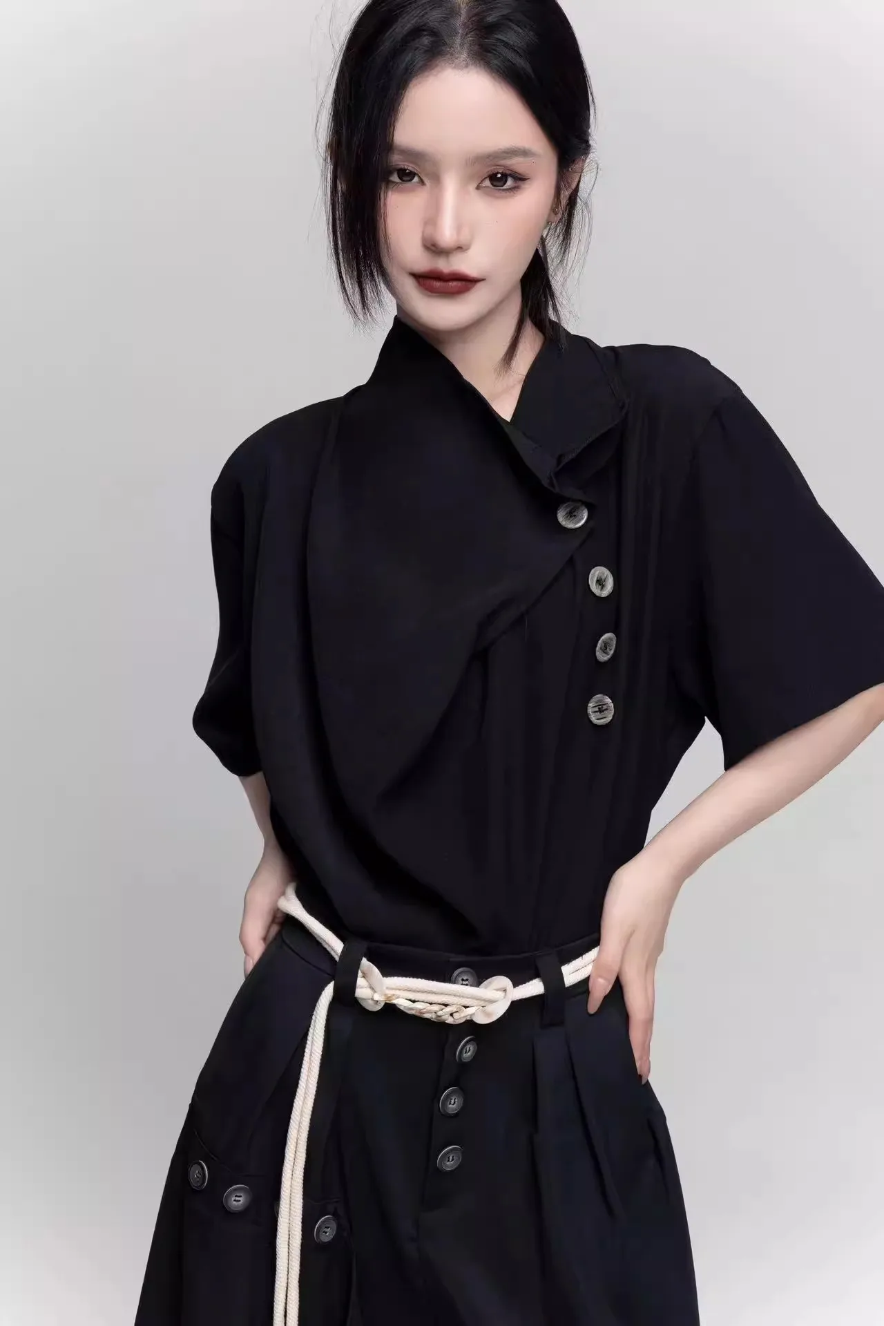 

Черная рубашка в стиле ретро с асимметричным подолом, свободного кроя, с коротким рукавом, унисекс, летний топ, оригинальный дизайн, влагоотводящая прочная ткань