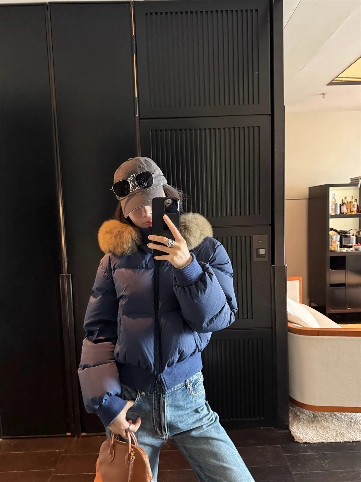 

Новая женская зимняя куртка-парка 2025 года: приталенная, с воротником из натурального меха, наполнителем из белого гусиного пуха, теплая верхняя одежда для модных женщин