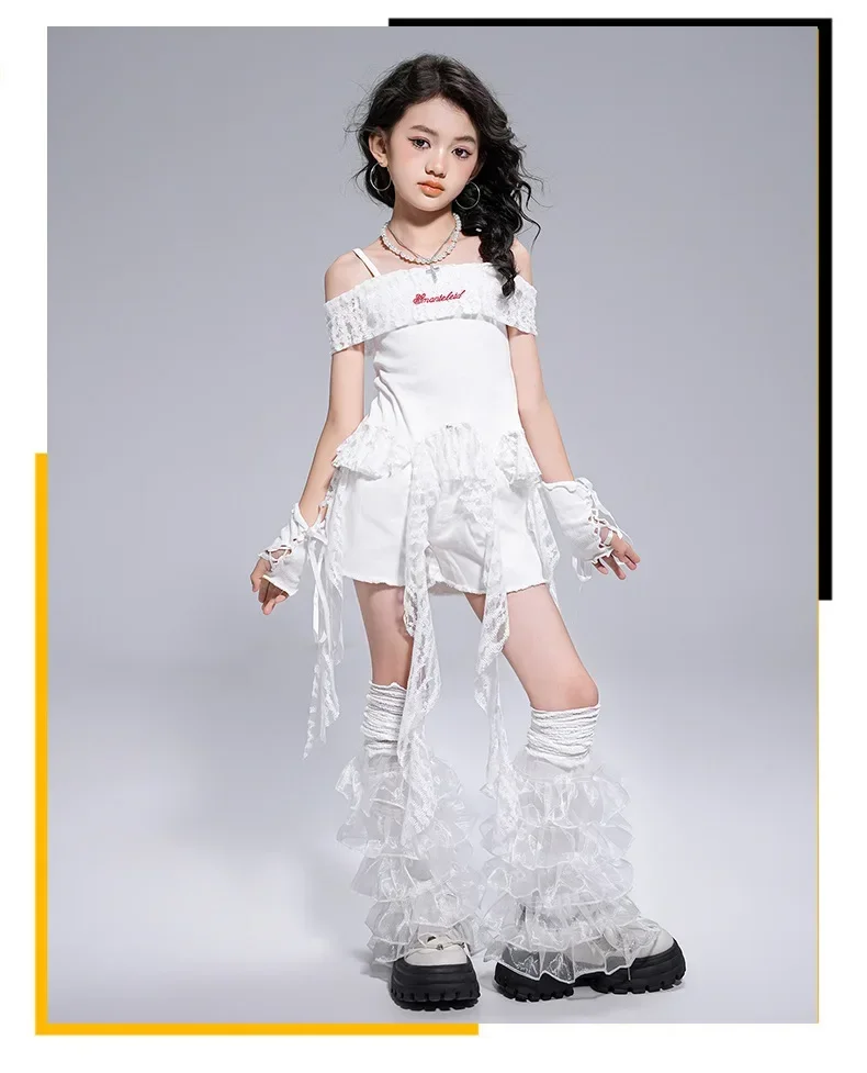 Mädchen Jazz Hip Hop Tanzoutfit, weißes ärmelloses Top mit seitlichen Ausschnitten, graue, gerippte Shorts mit Muster, Kinderkostüm für Bühnenauftritte. – Detail 2