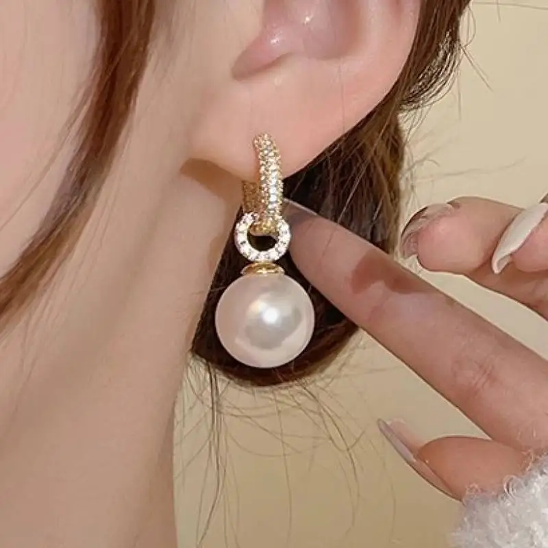 Huitan Damen-Ohrringe mit künstlichen Perlen, luxuriöse Damen-Accessoires für Verlobung, Hochzeit, schicker, trendiger Schmuck mit glänzendem CZ