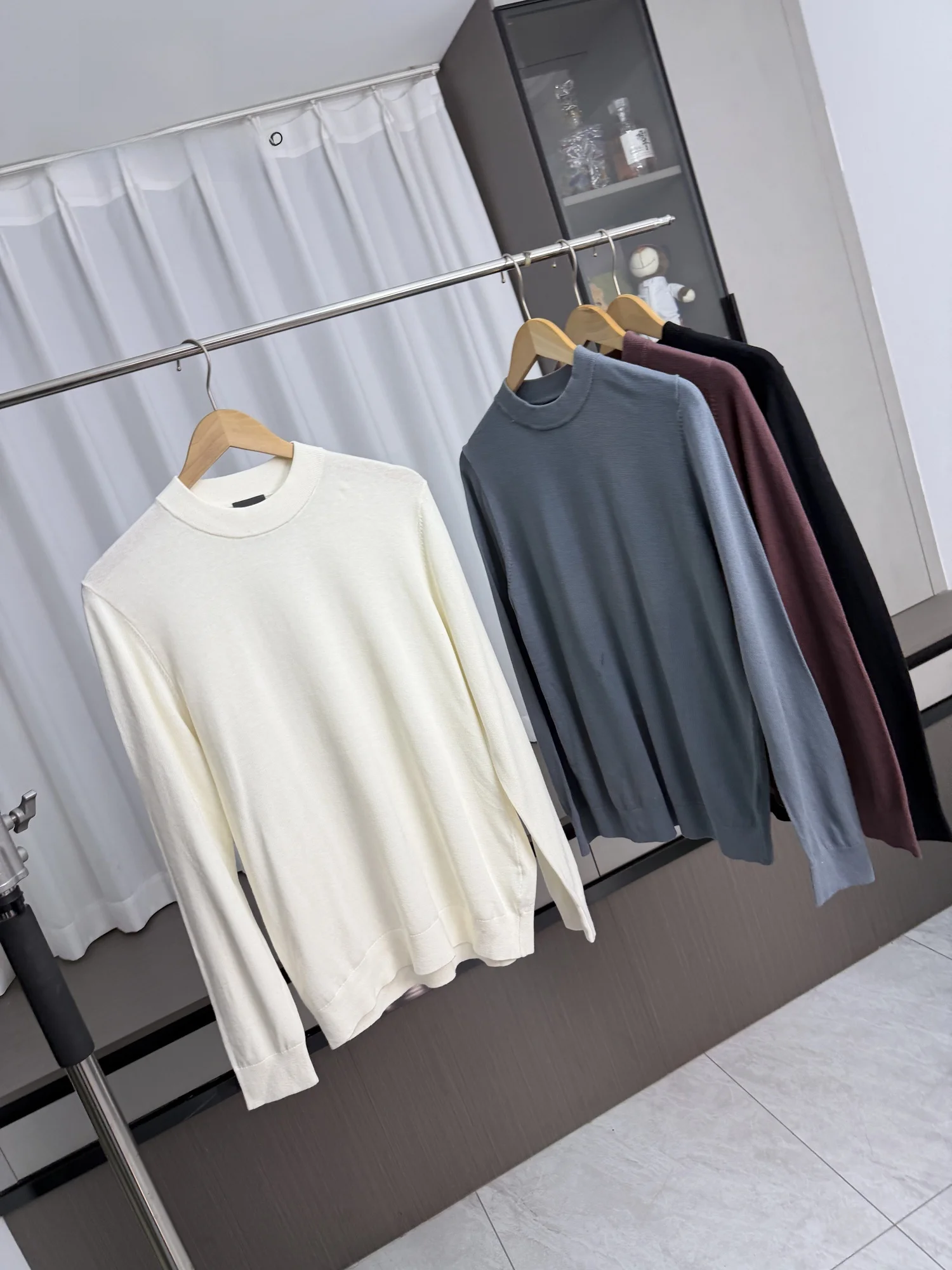 

Мужской вязаный свитер с круглым вырезом: отличное соотношение цены и качества, теплый, мягкий, приятный к телу, однотонный, повседневный, модный, осенне-зимний.