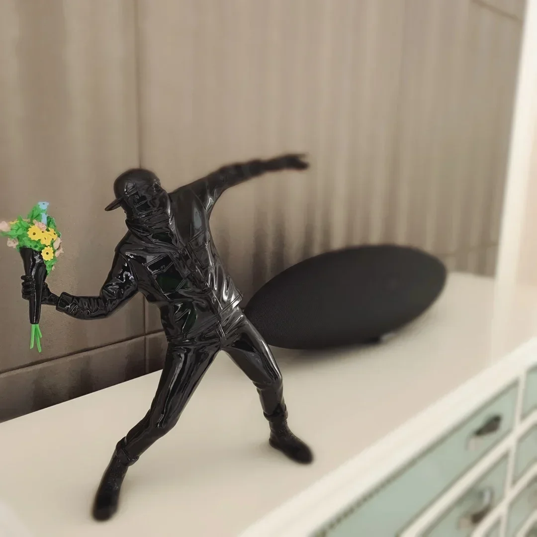 Crafts Flower Bomber Full-Length Portrait Street Art Throwing Flower People Statue Decoration Action Figure Collection model