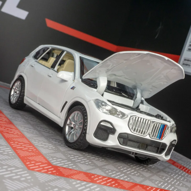 1:32 X5 합금 자동차 모델 장식품 컬렉션 풀백 음향 광학 장난감 좋은 품질은 친구에게 생일 선물로 제공할 수 있습니다
