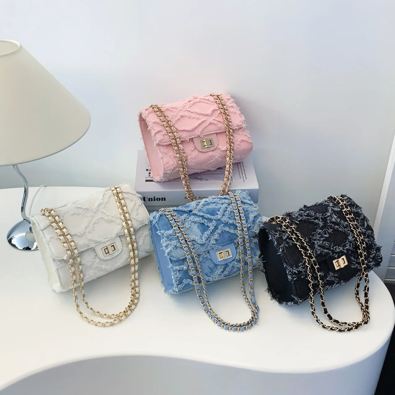 ​ ​ 디스트레스드 데님 락 박스 백 여성용 퀼팅 체인 크로스바디 캐비어 그레인 텍스처 커피 런 시크 ​ ​