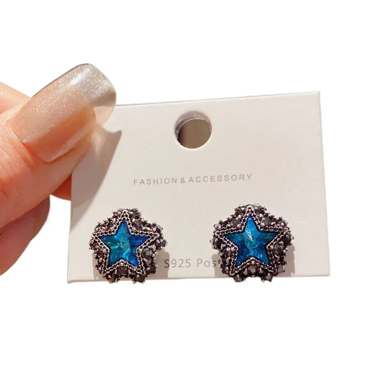 

New retro high-end blue five-pointed star crystal stud earrings, elegant and exquisite temperament earrings.