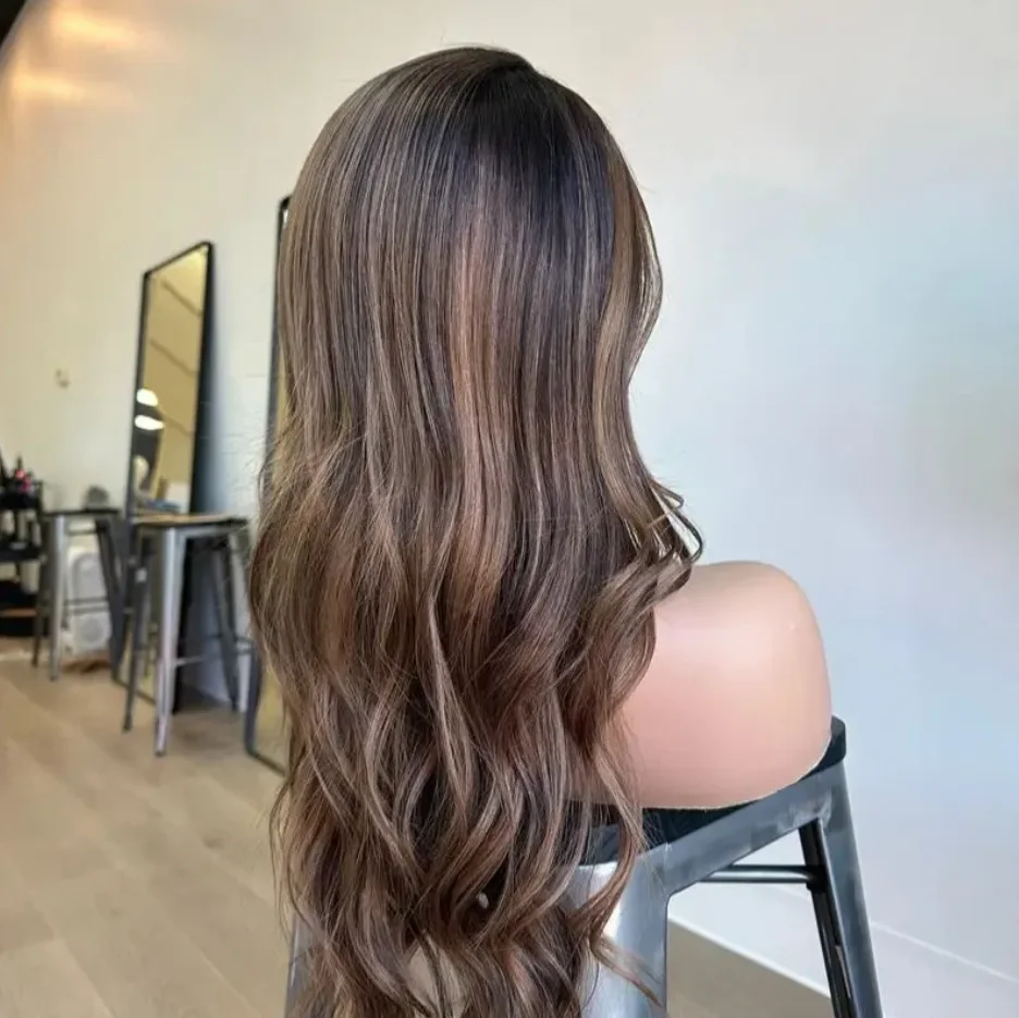 

Выделенные шоколадно-коричневые объемные волны, кружевные передние парики из синтетических волос, предварительно выщипанные волосы, светлый парик, бесклеевой прозрачный парик на шнурке