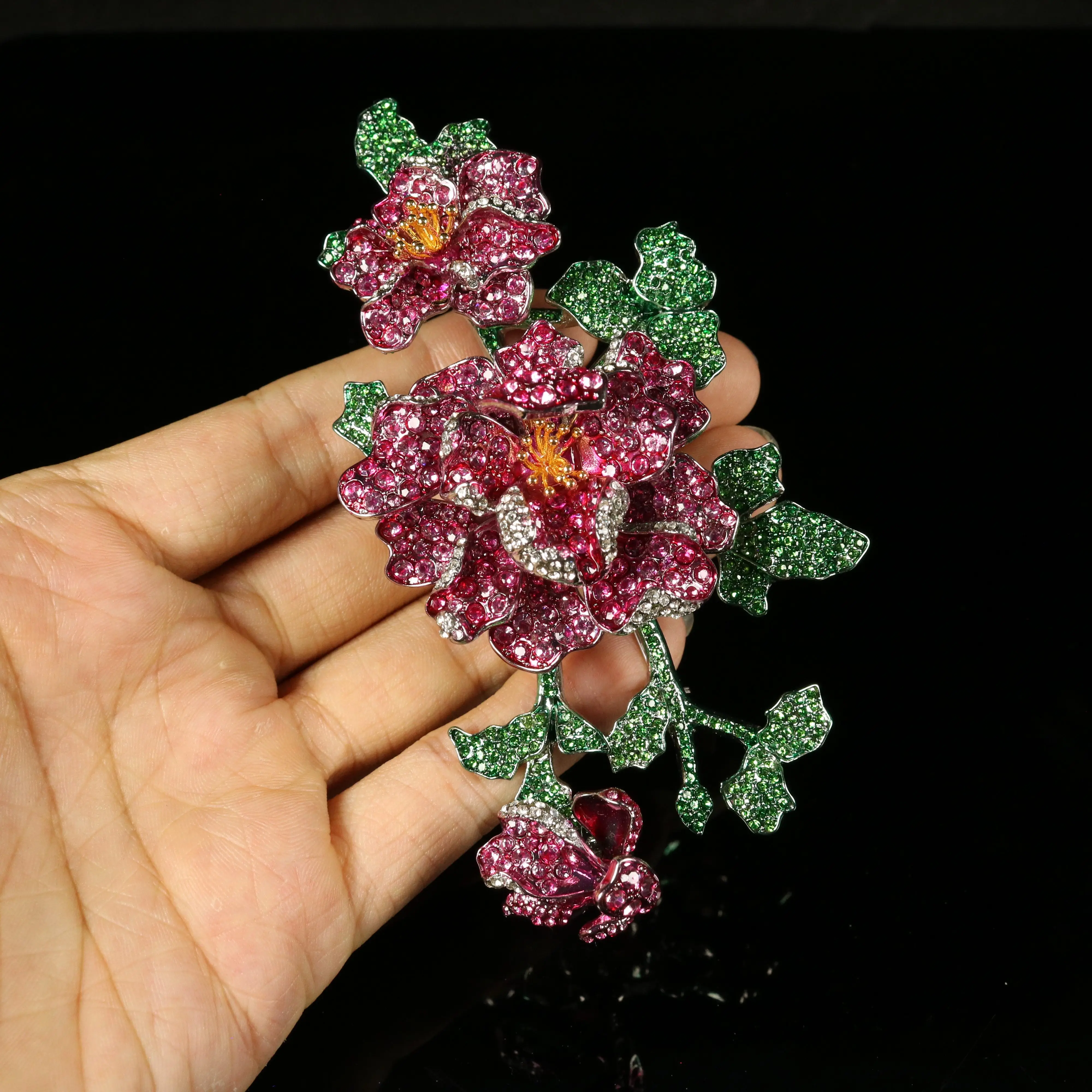 Vintage Flower Brooch Red Green Fully Paved Rhinestones Realistic Tremble Flower Pin for Suit Evening Gown Luxury Accessory