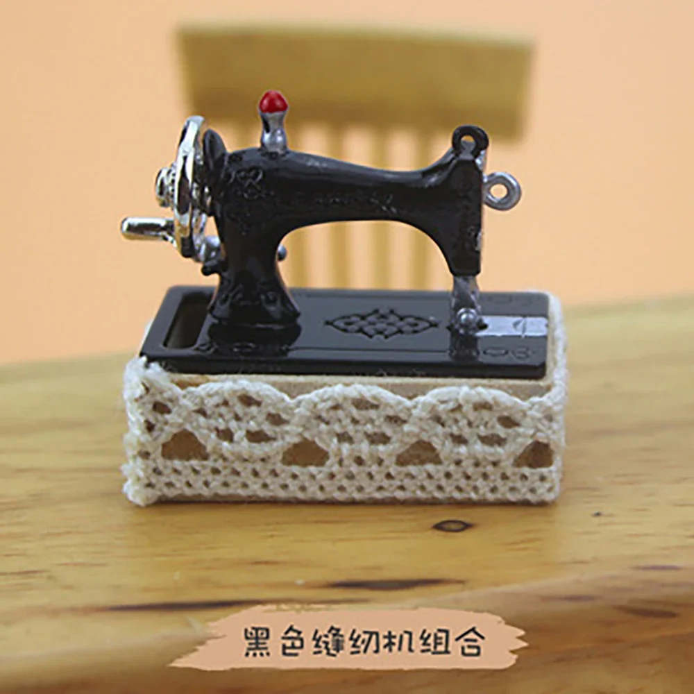 1/12 Dollhouse Miniature อุปกรณ์เสริม MINI จักรเย็บผ้าชุดจําลองกรรไกรเส้นด้ายของเล่นสําหรับตกแต่งตุ๊กตา