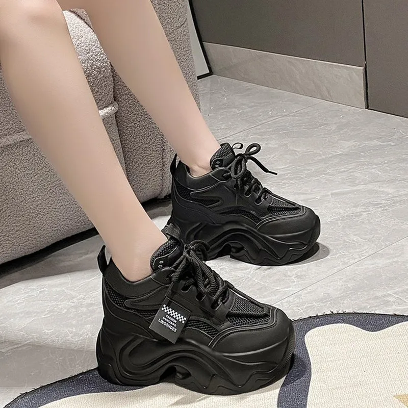 جديد 2026 حذاء رياضي نسائي من الجلد الشبكي المكتنز بلون داخلي زيادة أحذية نسائية بيضاء غير رسمية منصة المدرب حذاء للمشي