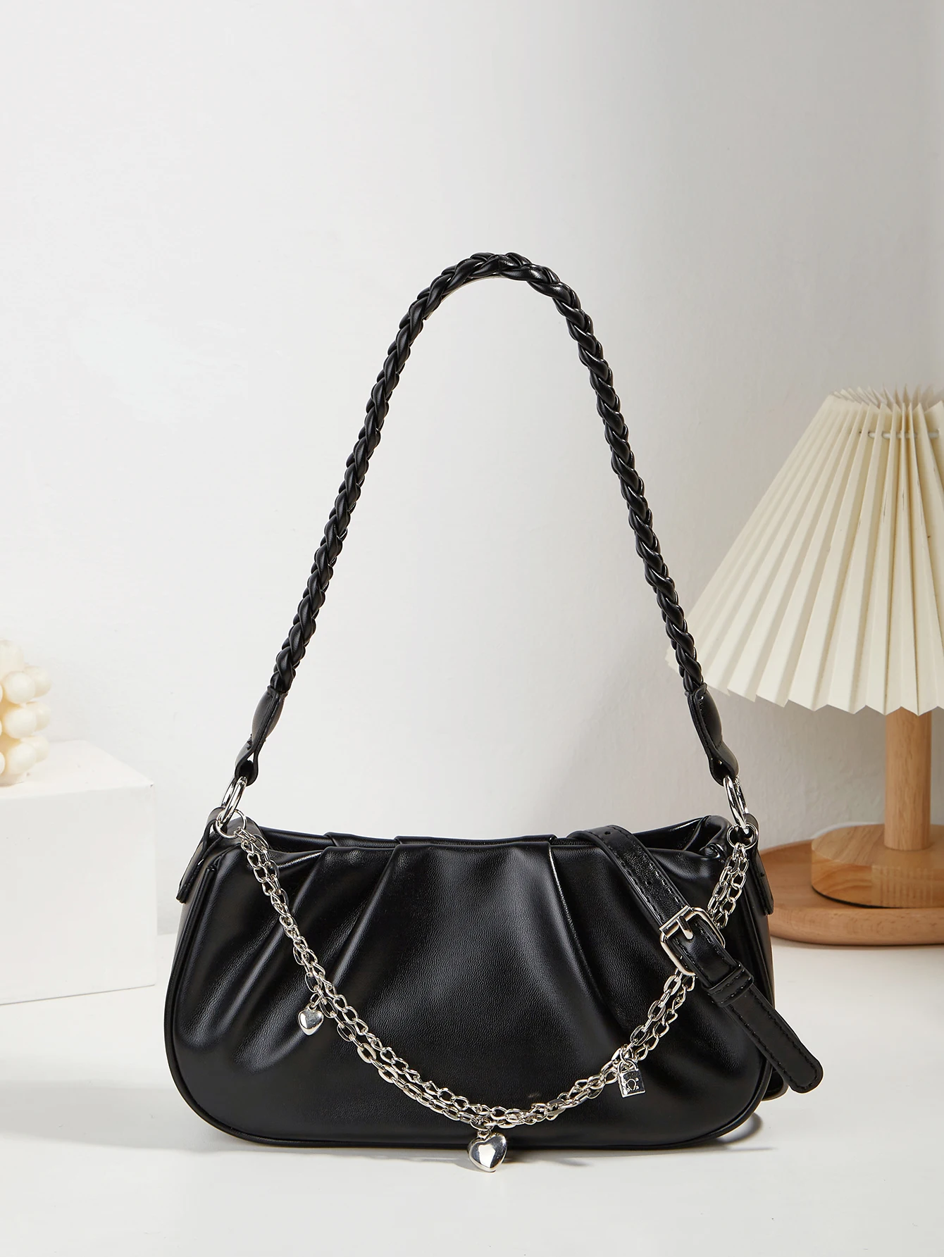 

New Style Chain-Detailed Fashionable Ruched Versatile Minimalist Women's Shoulder Bag with a Strap for Crossbody Wear
