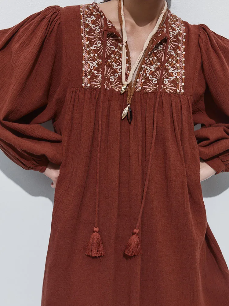 فستان نسائي جديد ربيعي وصل حديثًا مطرز بشكل أنيق ورقبة دائرية وأكمام طويلة وطول قصير على الطراز الفني ثوب عصري