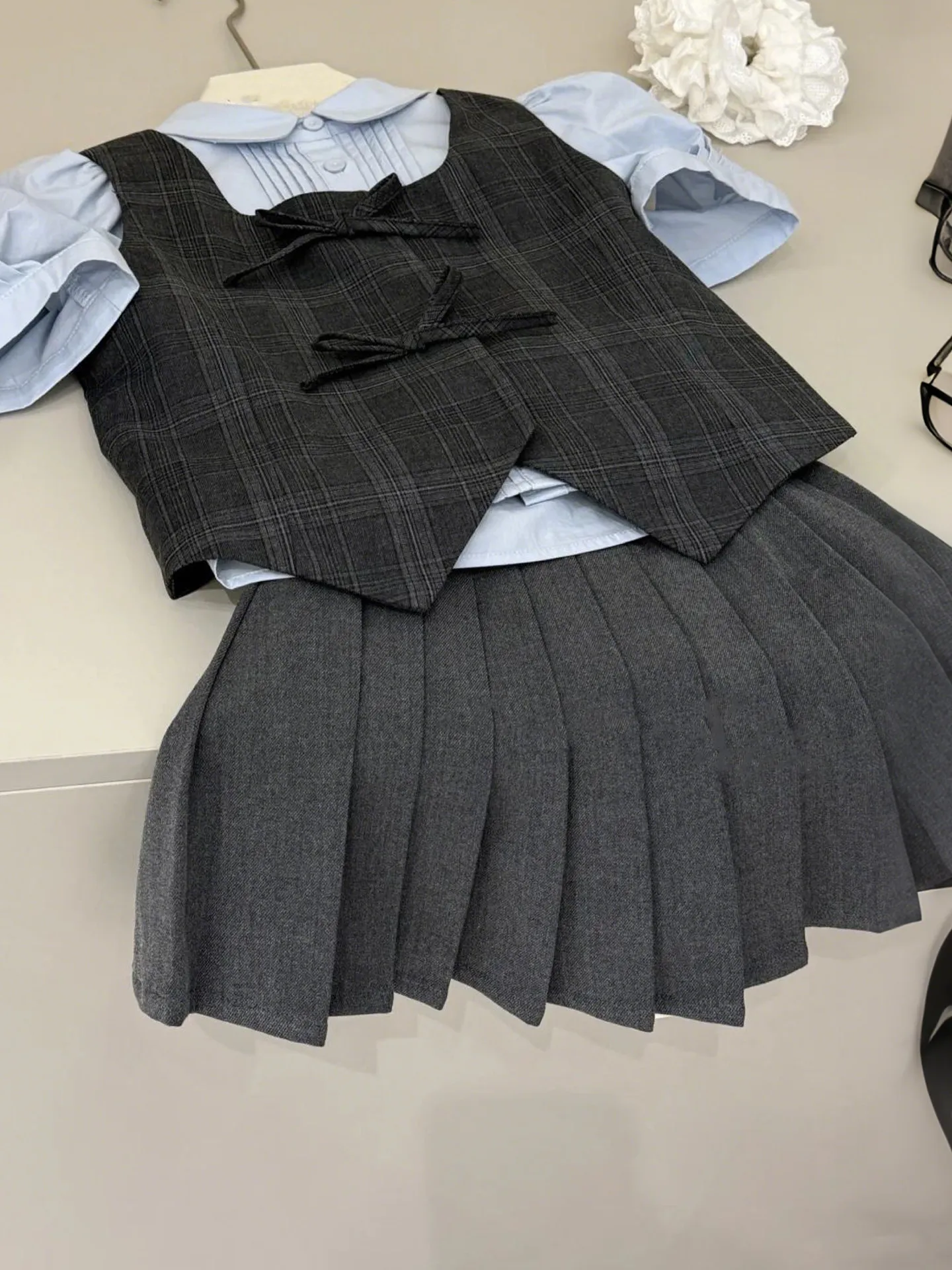 

Girls' Fashionable Two-Piece Set Vest Shirt And Skirt Ensemble Korean Style Warm Clothing for Children's Spring Outfit