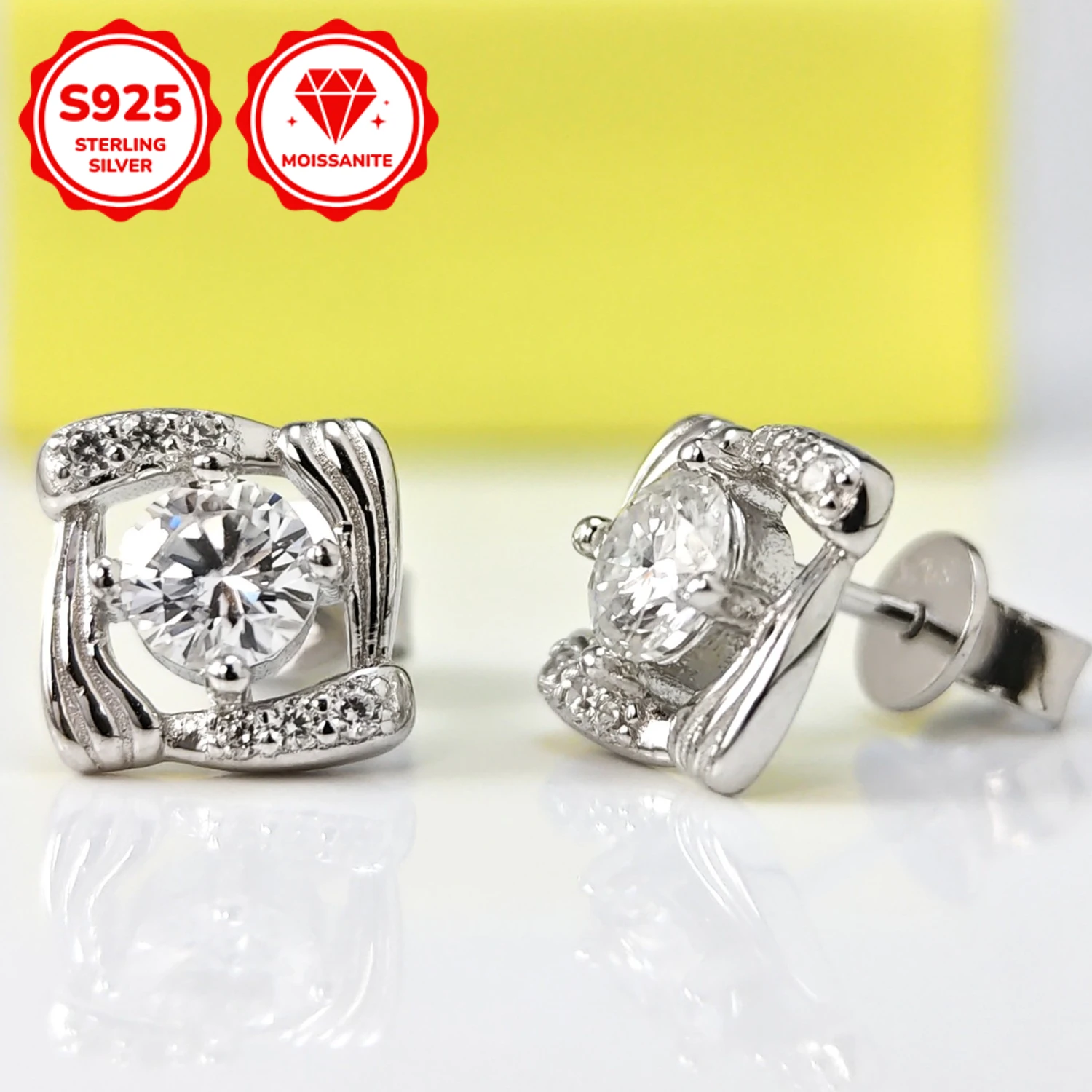 1Pair 0.5Carat S925 Silver Moissanite Earrings, Suitable for Women To Wear, Classic Jewelry Gift for Expressing Commitment.