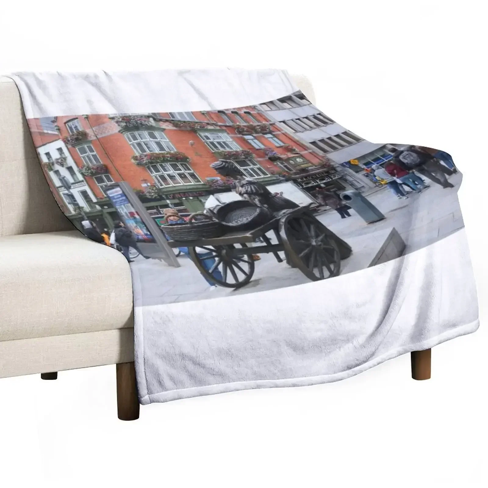 Statue of Molly Malone Throw Blanket Bed covers funny gift christmas gifts For Decorative Sofa heavy to sleep Bed Blankets