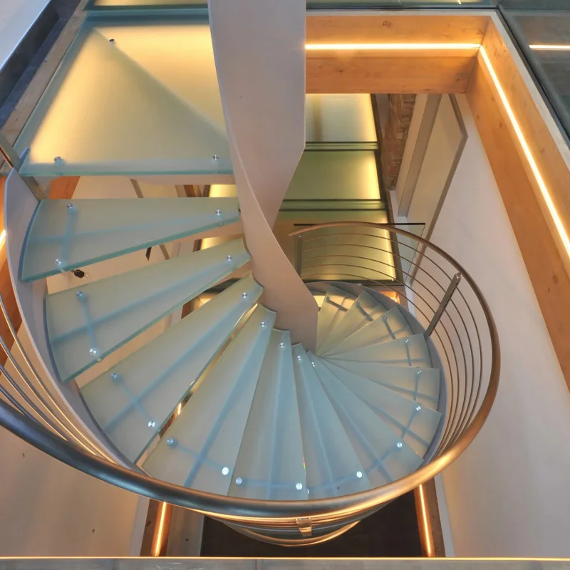 custom.Luxury Indoor Curved Staircase Glass Stairs with Stainless Steel Round Balustrade Curved Railing
