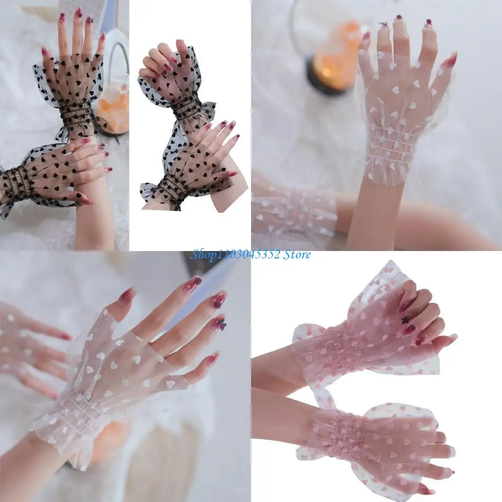 

Фотография Фотография запястья манжеты легкая прозрачная ткань с элегантным сердечным мотивом