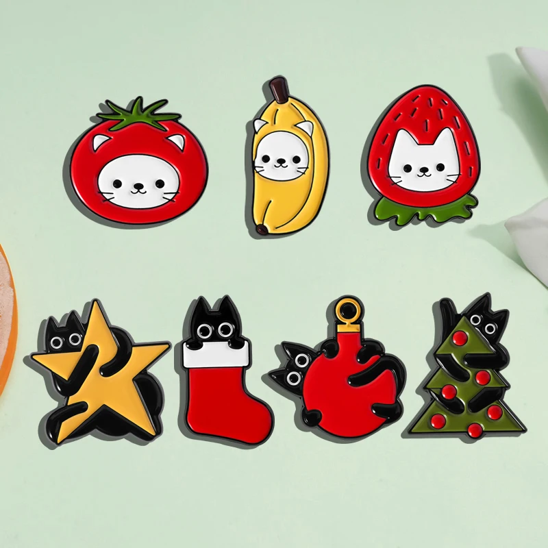 

Christmas Cat Enamel Pins Xmas Tree Star Fruits Strawberry Banana Kitty Animal Brooches Lapel Badge Jewelry Gifts for Friends