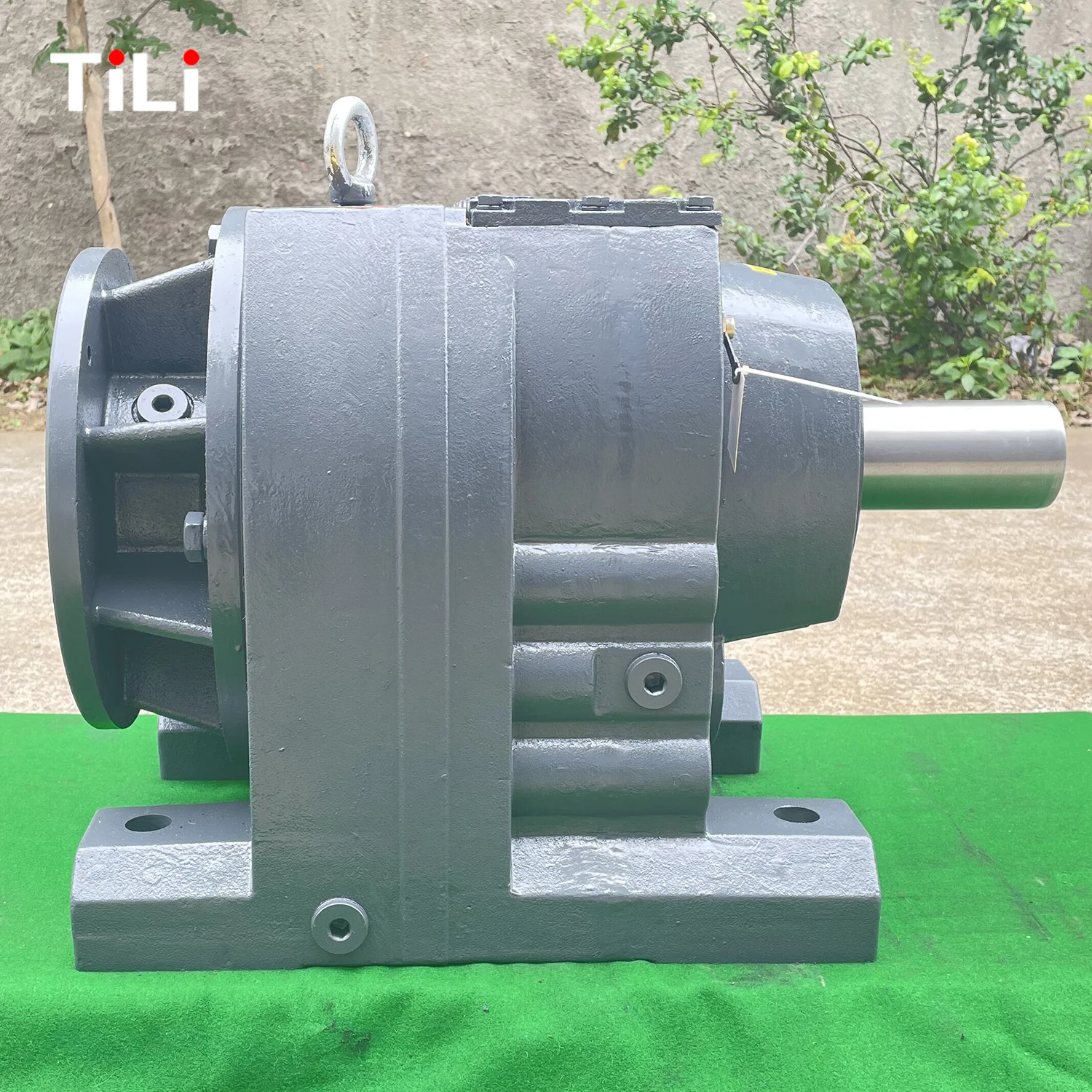 

TILI R Series China Manufacturer Foot Mounted Helical Gear Reducer Helical Reducer Gearbox For Agriculture