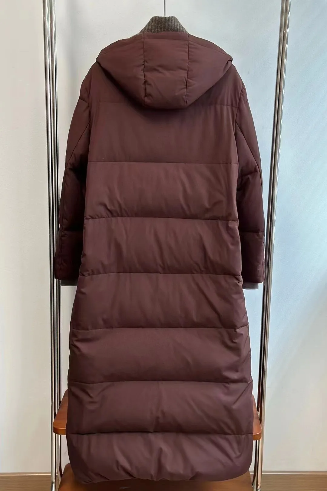 Luxurious autumn-winter long goose down jacket with hood