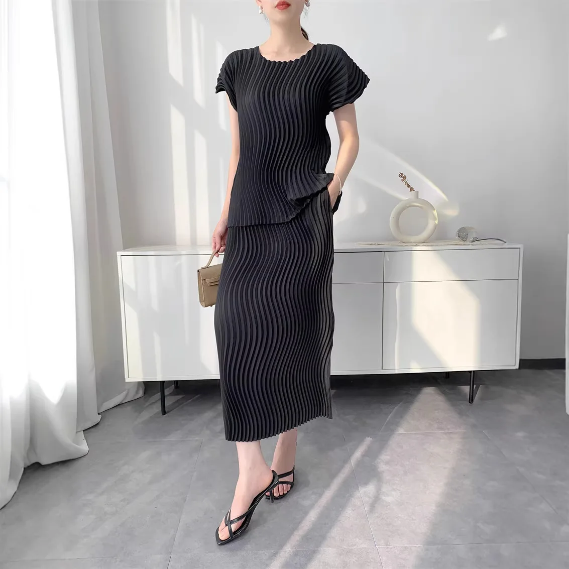 

Miyake Handmade Pleated Skirt Suit 2026 New Women's Clothing, Round Neck Short-sleeved Pullover Top, Loose Skirt, Two-piece Set