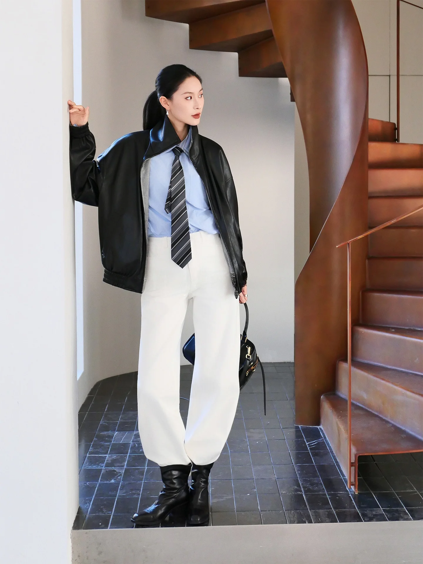 両面着用可能なショート丈レザージャケット、格子柄の襟とシーアイランドシルクを組み合わせた春向けカジュアルルーズフィットジッパーデザインPUレザー