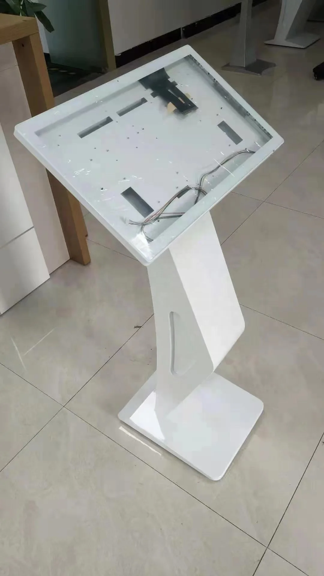 21.5 Inch Interactive LCD Display Monitor Touch Screen K/S/T Shaped Kiosk Information Kiosk Help Desk Kiosk Bank