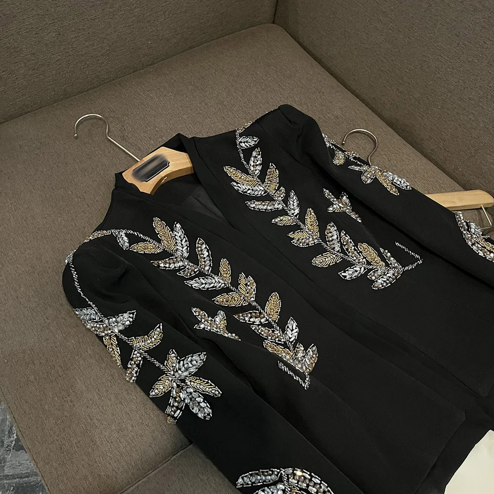 TWOTWINSTYLE سترات متينة للتخسيس رائعة للنساء بياقة على شكل V وأكمام طويلة سترة أنيقة مرصعة بالألماس طراز أنثى KJA533343