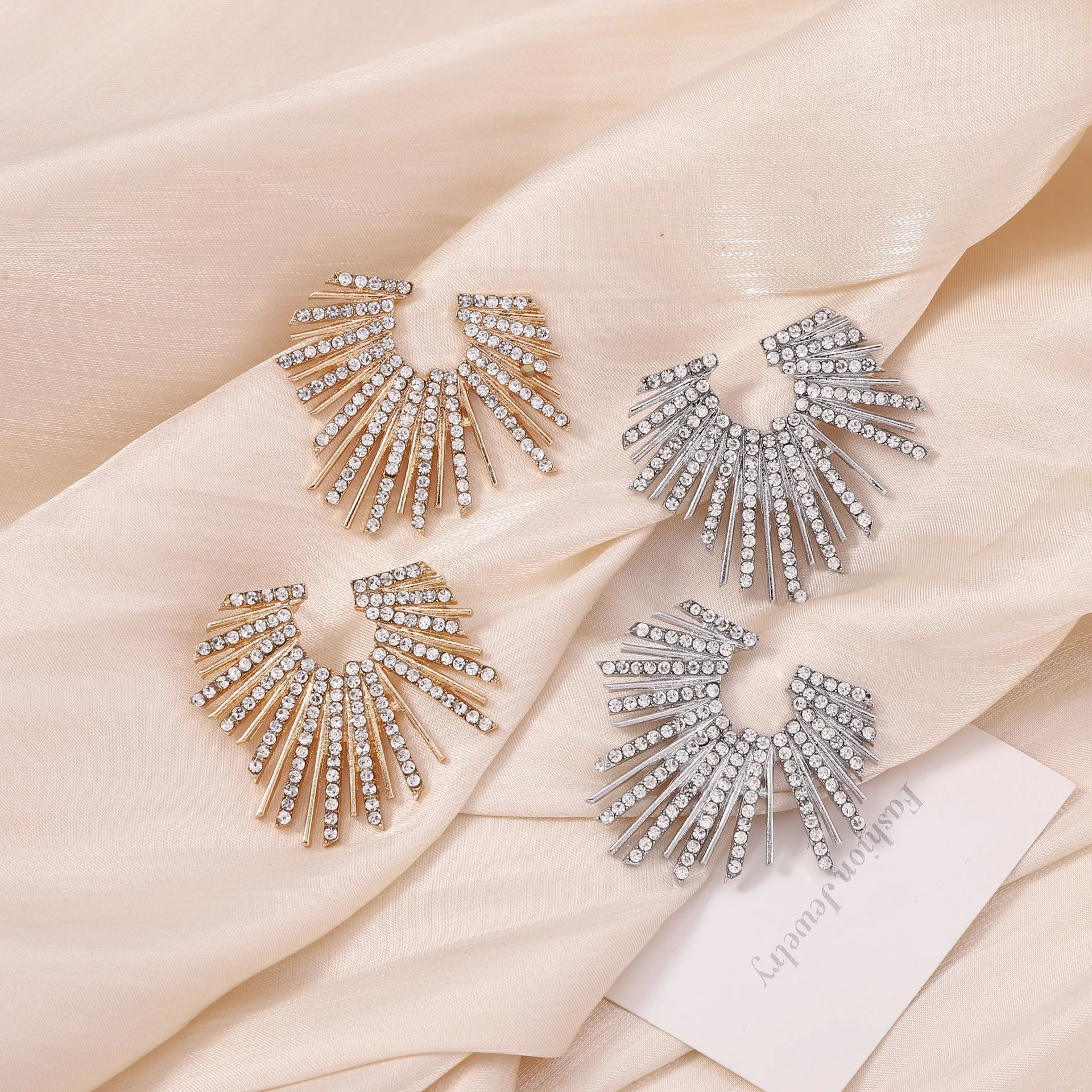 Exquisite light luxury high-end design sense super flash lines irregular fan stud earrings, temperament versatile earrings