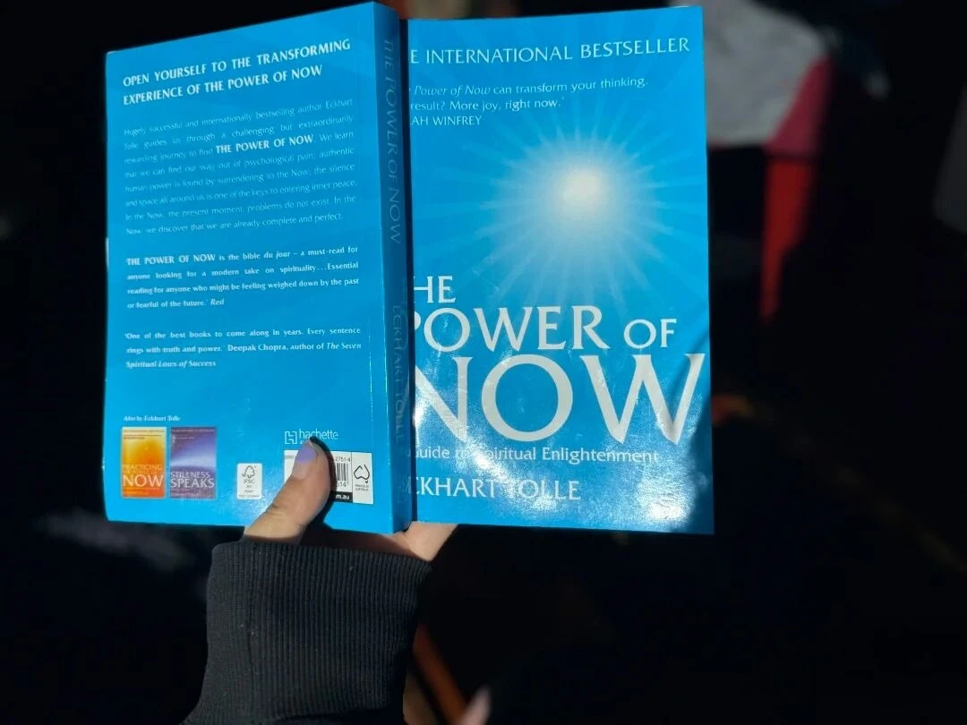 2025 جديد قوة الآن بقلم Eckhart Tolle دليل للتنوير الروحي كتاب اللغة الإنجليزية