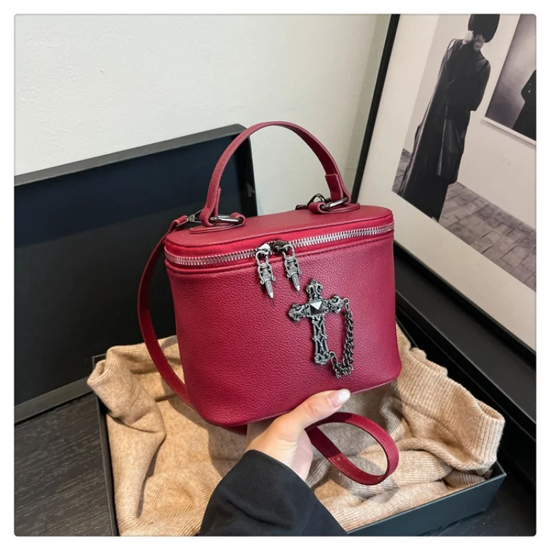 กระเป๋าสะพายทรงสี่เหลี่ยมสำหรับผู้หญิง แฟชั่นฤดูหนาว 2025 กระเป๋าสะพายข้างแบบมีสายโซ่  วัสดุ PU  กระเป๋าสะพายไหล่  ดีไซน์หรูหรา  กระเป๋าใส่โทรศัพท์มือถือขนาดเล็ก