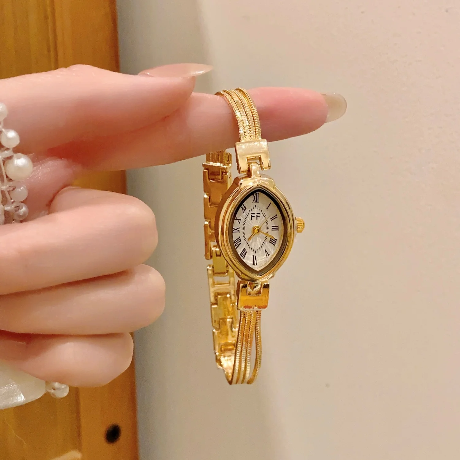 Niche High-end Tassel-Strapped Bracelet Women's Watches Original Fashion Gold Quartz Wristwatch Elegant Fringe Watch Relojes