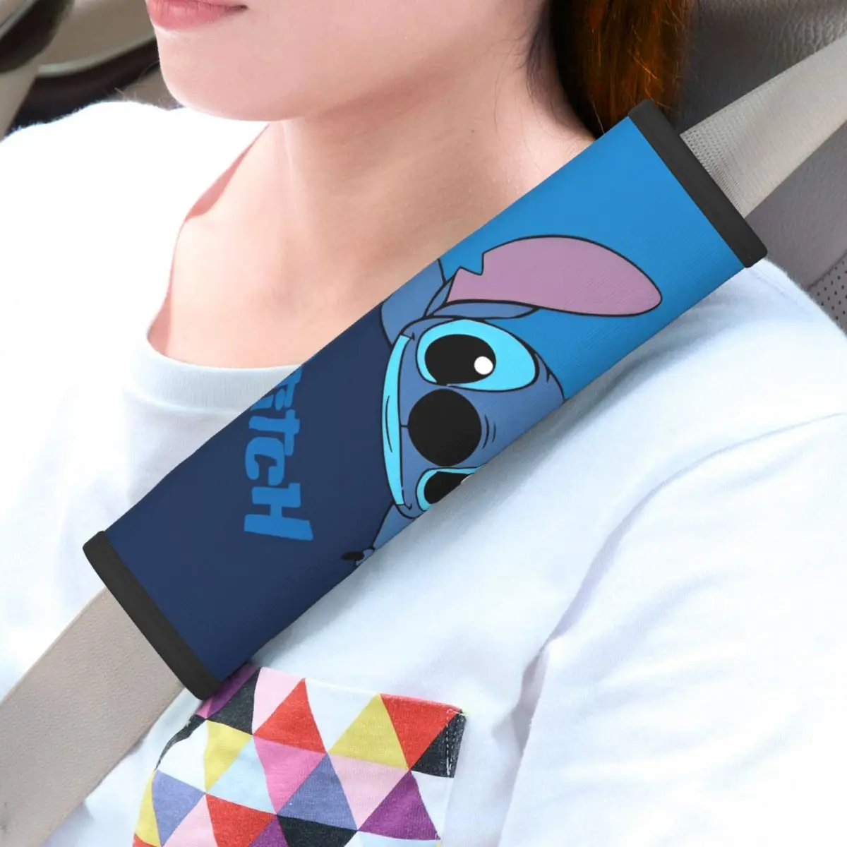 כיסוי רך לחגורת המושב האוטומטית של סטיץ' קרטון קאוואי לנהיגה נוחה יותר 2 יחידות כרית כתף לחגורת המושב לכל סוגי הרכבים והמשאיות