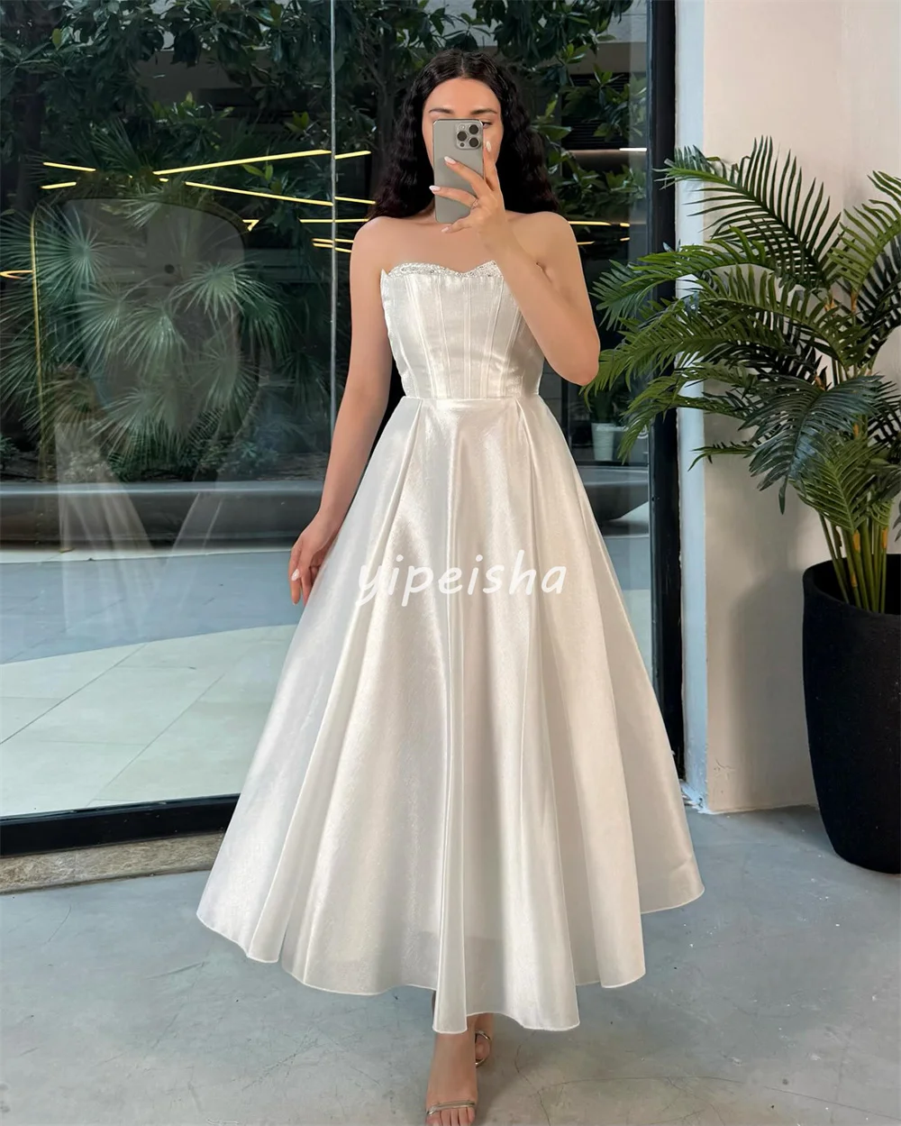ที่กําหนดเองสไตล์โมเดิร์นการจับคู่ประดับด้วยลูกปัด Rhinestone A-Line Strapless ข้อเท้าความยาวชุด Bespoke โอกาสชุดเซ็กซี่