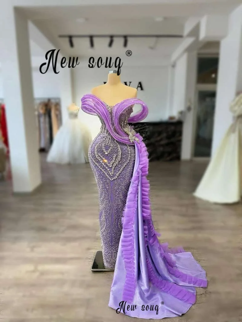 

3D-дизайн Фиолетовое платье для помолвки с боковой верхней юбкой Индивидуальное платье для выпускного вечера Дубай Плиссированное вечернее платье с открытыми плечами